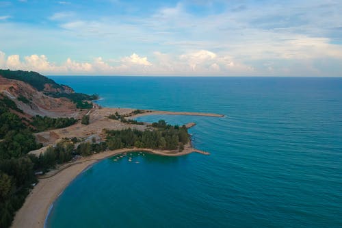 水体附近的蓝天下的小岛 · 免费素材图片