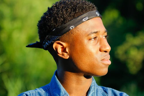 穿蓝色钱布扣式衬衫的男人 · 免费素材图片