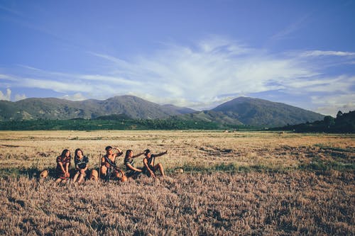 五人坐在草地上 · 免费素材图片