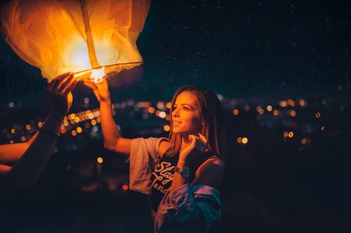 女人拿着纸灯笼的散景摄影 · 免费素材图片