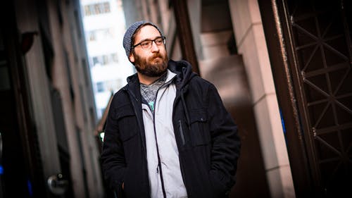 黑色拉链夹克的男人 · 免费素材图片