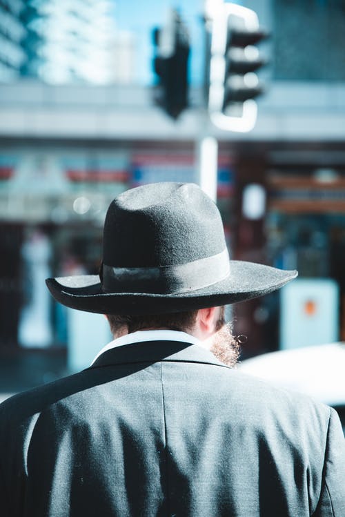 戴着软呢帽的男人的选择性聚焦摄影 · 免费素材图片