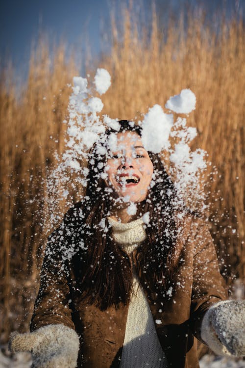 女人玩雪的照片 · 免费素材图片