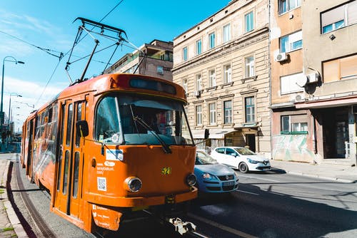 路上的橙色巴士 · 免费素材图片