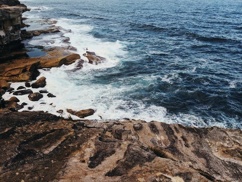 海浪冲入岩石 · 免费素材图片
