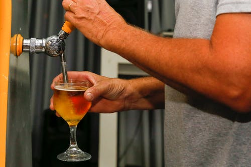 持有长茎玻璃的人 · 免费素材图片