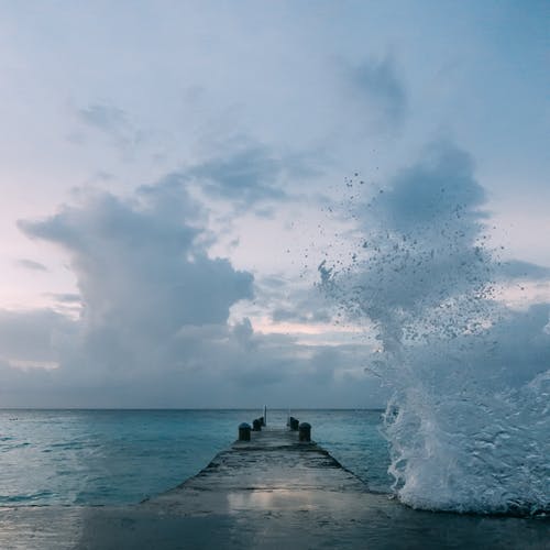 海浪溅在码头上 · 免费素材图片
