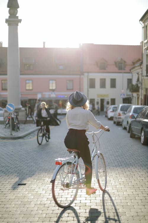 女子骑自行车 · 免费素材图片
