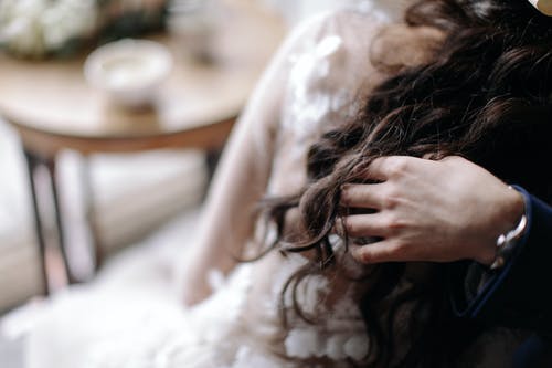 人穿着礼服的浅焦点摄影 · 免费素材图片