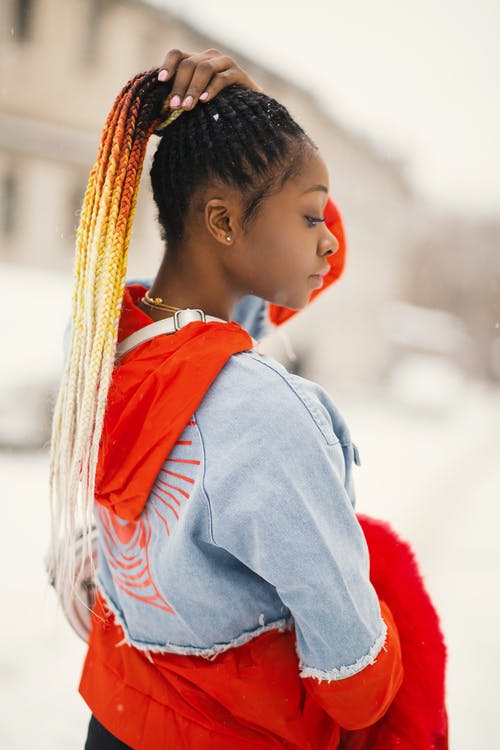 女人抱着编织头发的选择性焦点摄影 · 免费素材图片