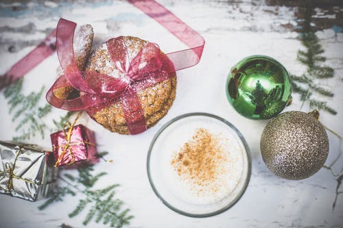 什锦的圣诞摆设和饼干 · 免费素材图片