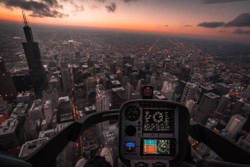 飞机在城市上空飞行 · 免费素材图片