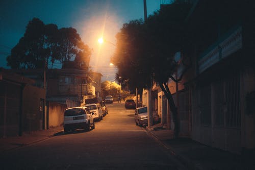 几辆车停在街上 · 免费素材图片