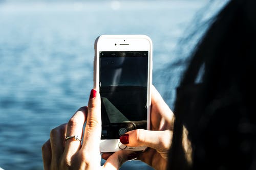 使用iphone拍摄水体照片的人 · 免费素材图片