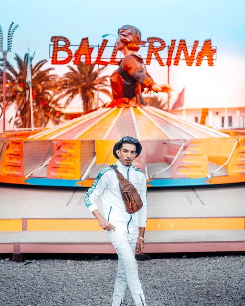 男子站在芭蕾舞女演员雕像 · 免费素材图片