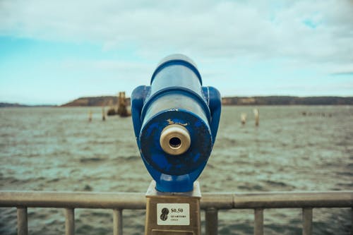 多云的蓝天上的蓝色和白色范围 · 免费素材图片