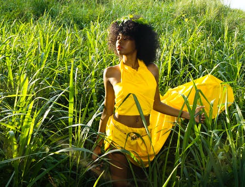 黄色礼服站立在高草的妇女 · 免费素材图片