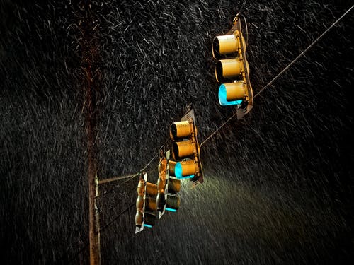 雨下的四个交通信号灯 · 免费素材图片