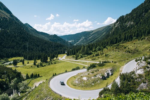 灰道和绿山 · 免费素材图片