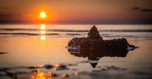 黄金时段在海边的沙堡 · 免费素材图片