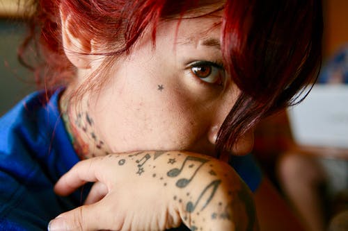 纹身的女人的特写照片 · 免费素材图片