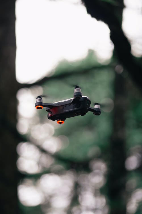黑色quadcopter无人机悬停空中 · 免费素材图片