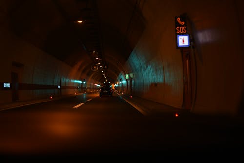 夜间隧道道路上的车辆 · 免费素材图片