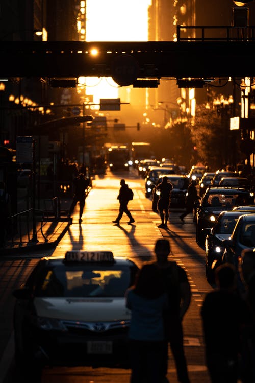黄金时段在大街上行走的人 · 免费素材图片