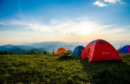 俯冲的圆顶帐篷，俯瞰山脉的照片 · 免费素材图片