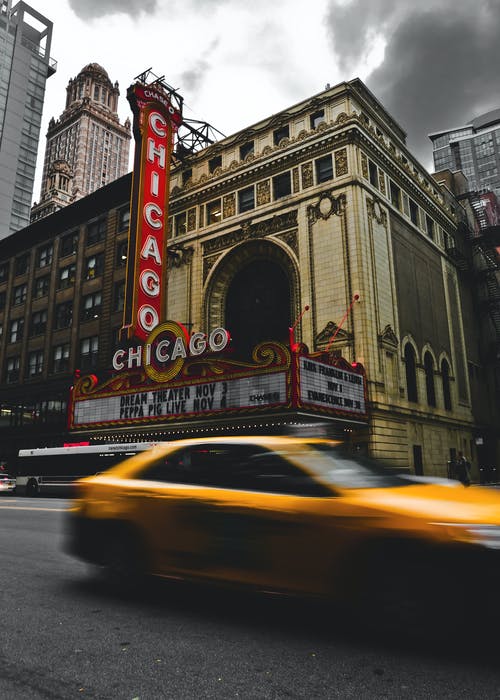芝加哥剧院附近过往的汽车 · 免费素材图片