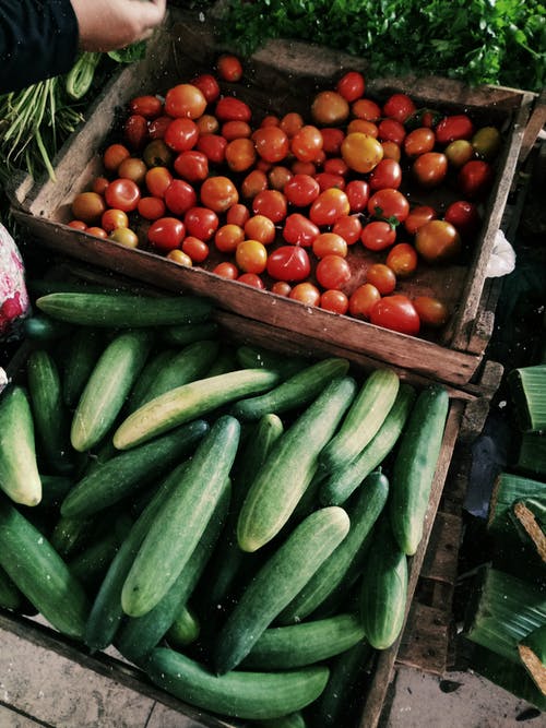 木箱中的黄瓜和西红柿的照片 · 免费素材图片
