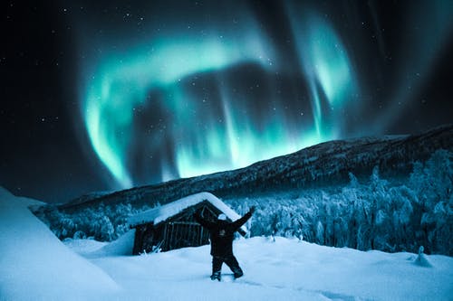 白雪原上的人 · 免费素材图片