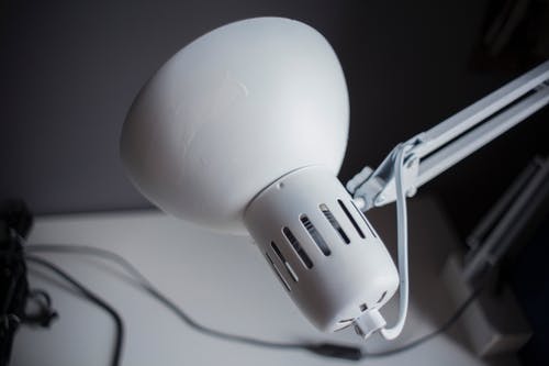 白悬臂灯的选择性聚焦摄影 · 免费素材图片