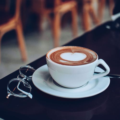 卡布奇诺咖啡的选择性聚焦摄影 · 免费素材图片