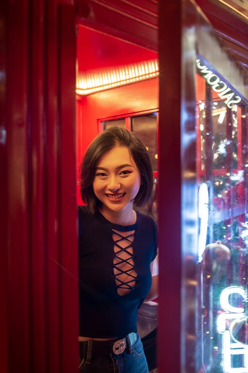 微笑的女人，穿着蓝色的领带的衬衫 · 免费素材图片