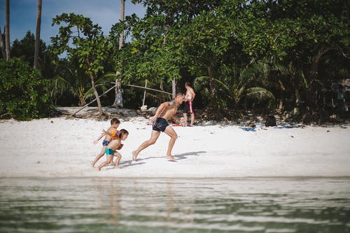 人们在海滩海岸上运行 · 免费素材图片