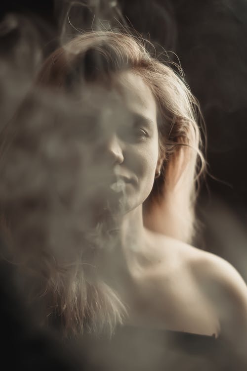 一个女人的照片满烟 · 免费素材图片