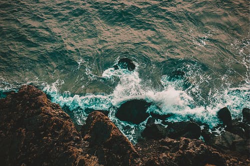 岩石海岸的顶视图照片 · 免费素材图片
