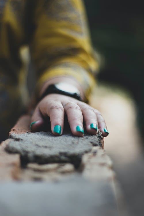 在混凝土表面上休息的女人的手 · 免费素材图片