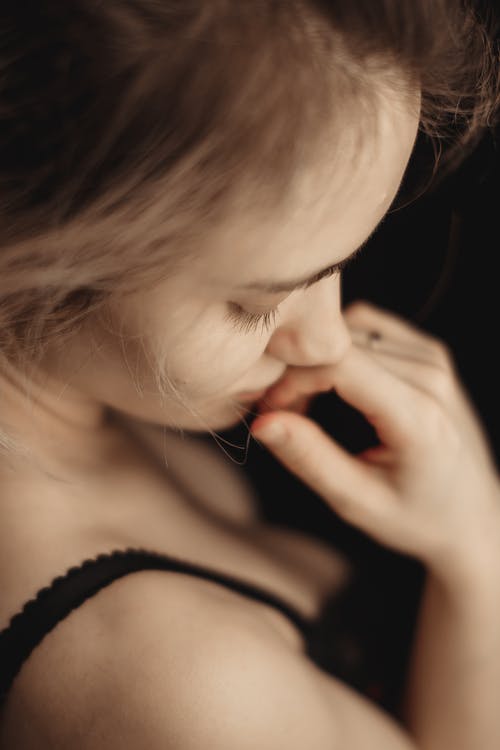 女人穿着黑色意大利面条皮带连衣裙 · 免费素材图片