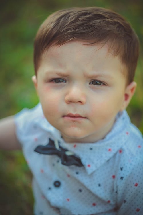 穿白色和红色衬衫的婴儿的选择性聚焦摄影 · 免费素材图片