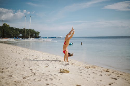 女人做头站在海岸线上 · 免费素材图片