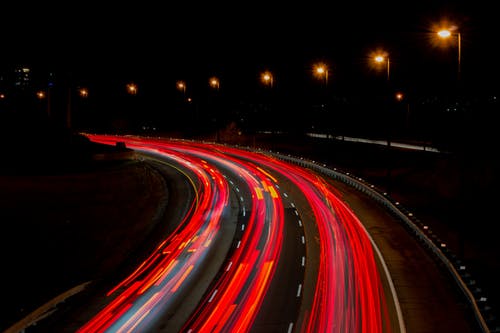 夜间道路长时间曝光摄影 · 免费素材图片
