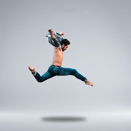 构成时跳得高的男人 · 免费素材图片