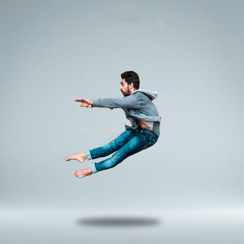 男子跳上半空中 · 免费素材图片
