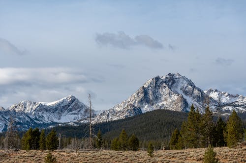 白色和灰色的天空下的怀特山脉 · 免费素材图片