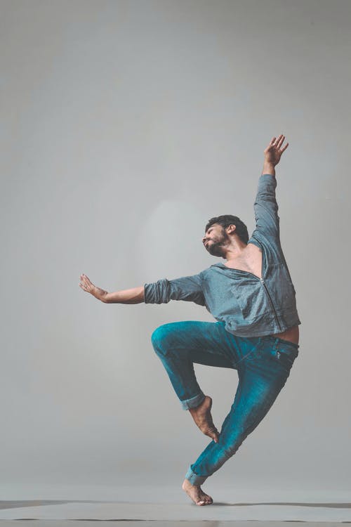 跳舞的人穿着裤子和长袖的衬衫 · 免费素材图片
