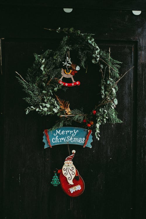 挂在门上的绿色圣诞花环 · 免费素材图片
