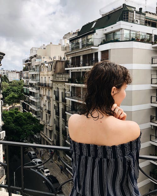 露台上的黑色和灰色条纹抹胸连衣裙 · 免费素材图片