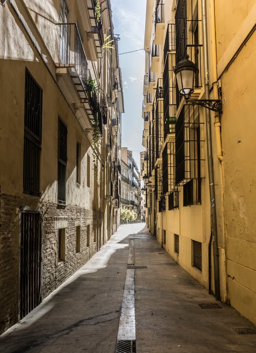 棕色和黄色的混凝土建筑 · 免费素材图片